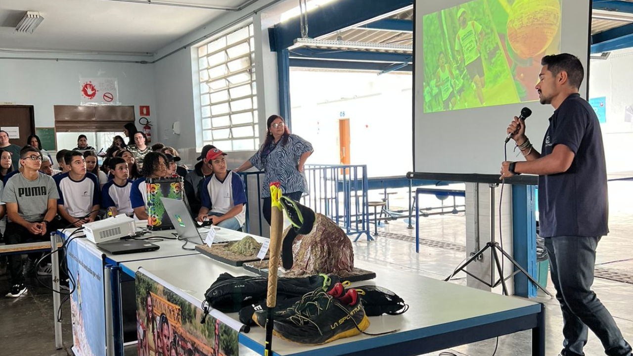Campeão brasileiro de skyrunning realiza ciclo de palestras em escolas da região de Araçariguama1 (1)