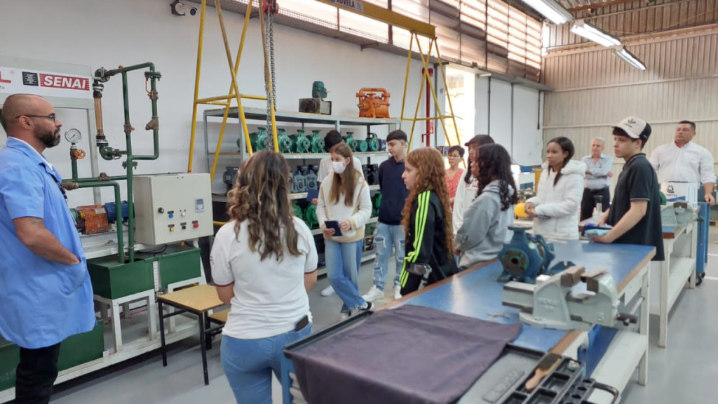 Filhos e filhas de colaboradores da Carbotex participam de visita nas instalações do Senai Mairinque e Alumínio