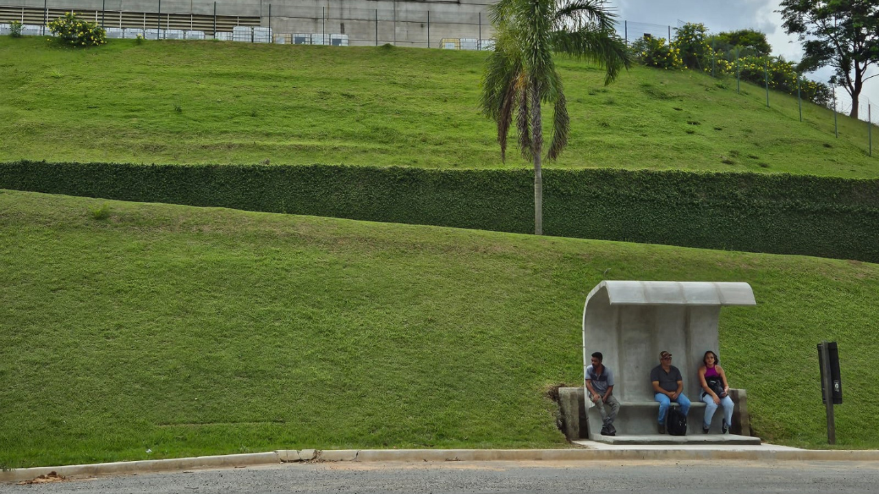 Grupo de Indústrias de Araçariguama instala pontos de ônibus na Rodovia Gregório Spina